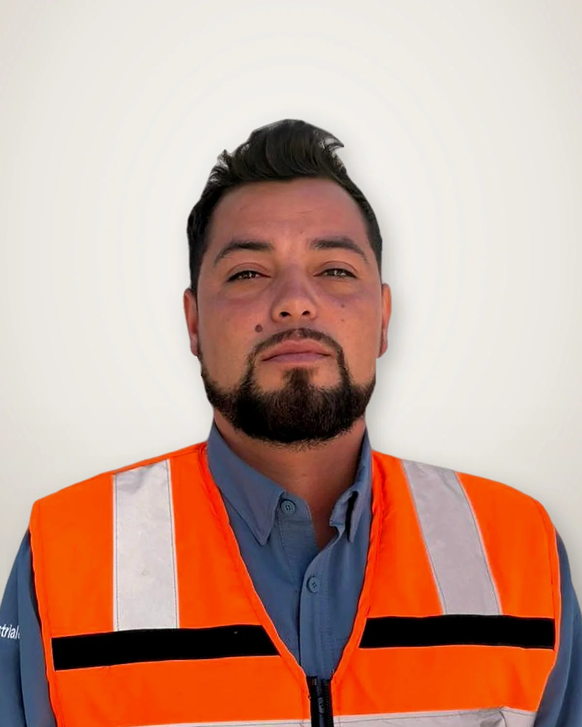 Retrato de Simón Calaf Aguilera, 
Ingeniero en Construcción
Jefe de Operaciones de Othalan, con chaleco reflectante